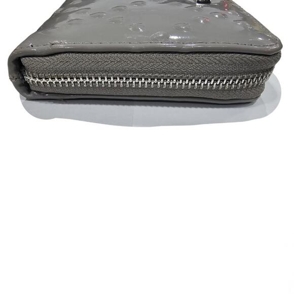 Betsey Johnson Gray Heart Embossed Wristlet / Wallet - Picture 6 of 13
